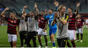 Filipe Luís experimenta nova formação no meio-campo do Flamengo