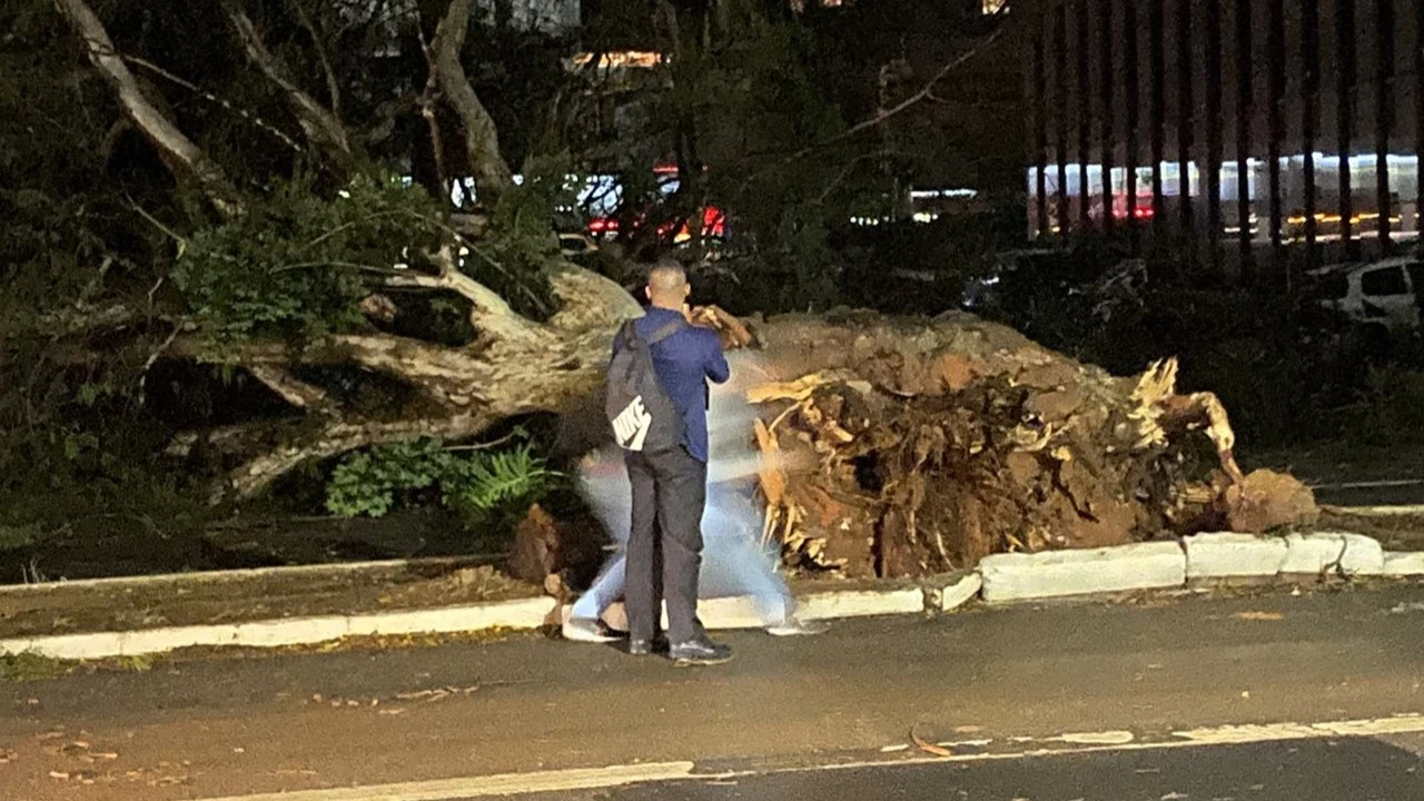 Tempestade em São Paulo causa transtornos para a população