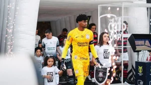 Corinthians terá que pagar multa ao Flamengo para escalar Hugo Souza