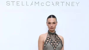 Isis Valverde prestigia desfile de Stella McCartney na Semana de Moda de Paris