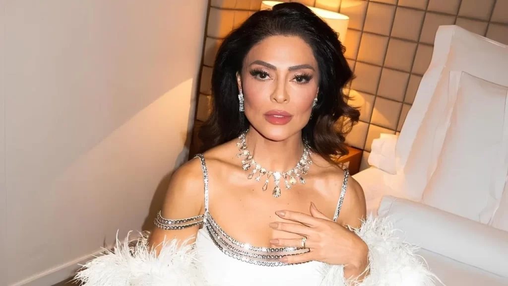 Juliana Paes brilha com look glamouroso e joias de luxo em premiação em São Paulo