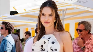 Alessandra Ambrósio volta às passarelas da Victoria’s Secret após 7 anos