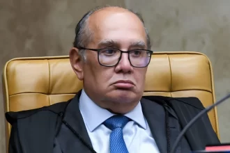 Ministro do STF Gilmar Mendes fala em evento do IDP sobre a regulação das redes sociais e a importância de proteger as democracias