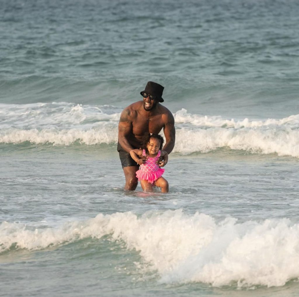 Sean Diddy e sua filha na praia