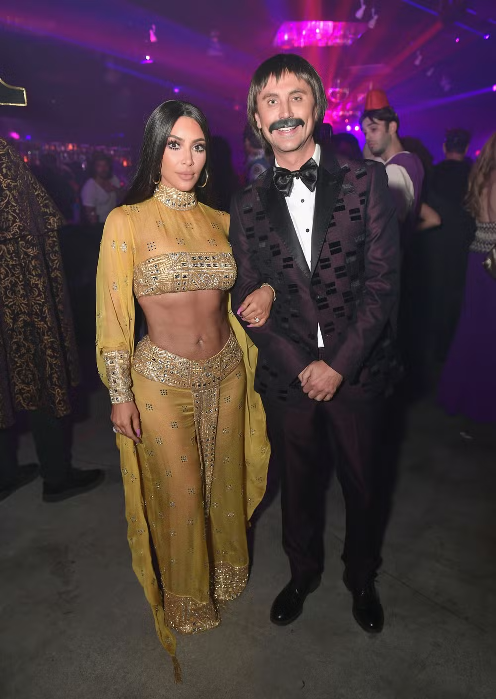 Kim Kardashian e Jonathan Cheban como Cher e Sonny