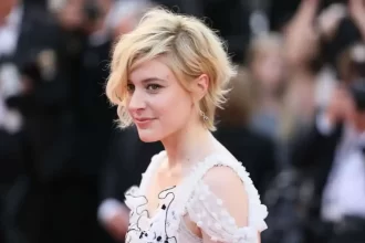 Greta Gerwig diretora da adaptação do filme As Crônicas de Nárnia