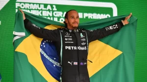 Lewis Hamilton homenageia Senna e Brasil em sua chegada a Interlagos