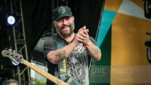 Mingau, baixista do Ultraje a Rigor, recebe alta hospitalar um ano após levar um tiro na cabeça