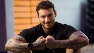 Lucas Lucco obtém novo passaporte após ser assaltado em Amsterdã