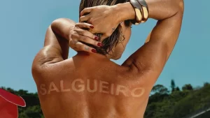 Flávia Alessandra posa de maneira ousada para anunciar estreia como musa do Salgueiro