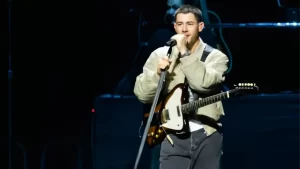 Nick Jonas para apresentação após notar mira laser durante show