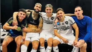 Ônibus do Botafogo é apedrejado por torcedores do Peñarol