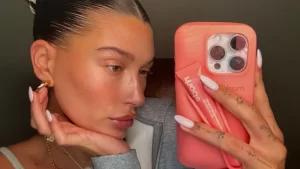 Rhode, marca de Hailey Bieber, transforma maquiagem em estilo