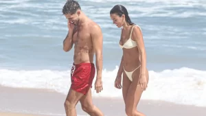 Bruna Marquezine e João Guilherme curtem dia de praia em clima de romance
