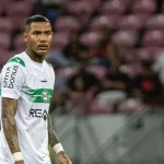 Zé Gabriel em ação com a camisa do Coritiba