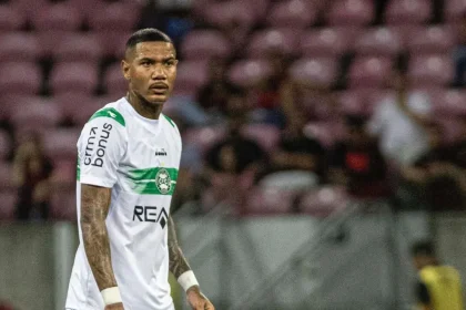 Zé Gabriel em ação com a camisa do Coritiba