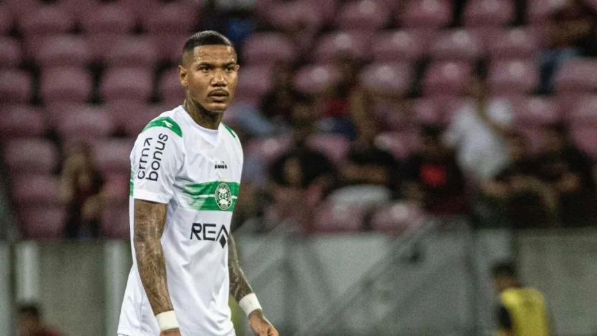 Zé Gabriel em ação com a camisa do Coritiba