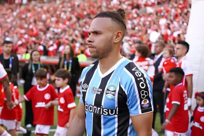 Braithwaite, dinamarquês do Grêmio, elogia futebol brasileiro em entrevista