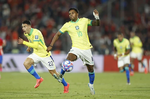 Gabriel Martinelli e Rodrygo durante Chile x Brasil