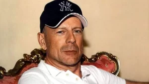 Bruce Willis é flagrado em passeio de carro