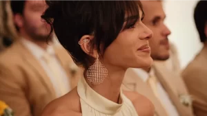 Bruna Marquezine vai a casamento de amiga acompanhada de João Guilherme