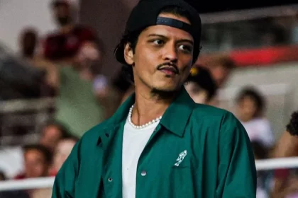 Bruno Mars é visto no Maracanã curtindo partida do clássico carioca Fla x Flu