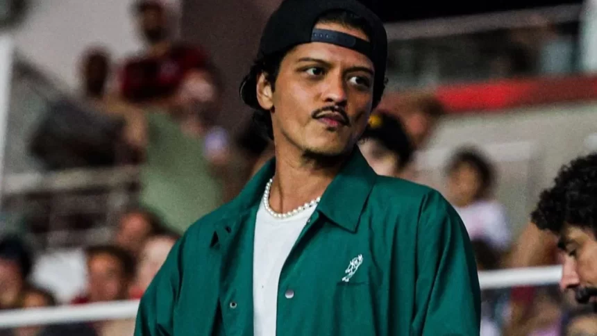 Bruno Mars é visto no Maracanã curtindo partida do clássico carioca Fla x Flu