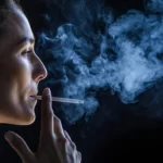 Imagem Destaque: Mulher Fumando (Skynesher/Getty Images Embed)