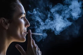 Imagem Destaque: Mulher Fumando (Skynesher/Getty Images Embed)