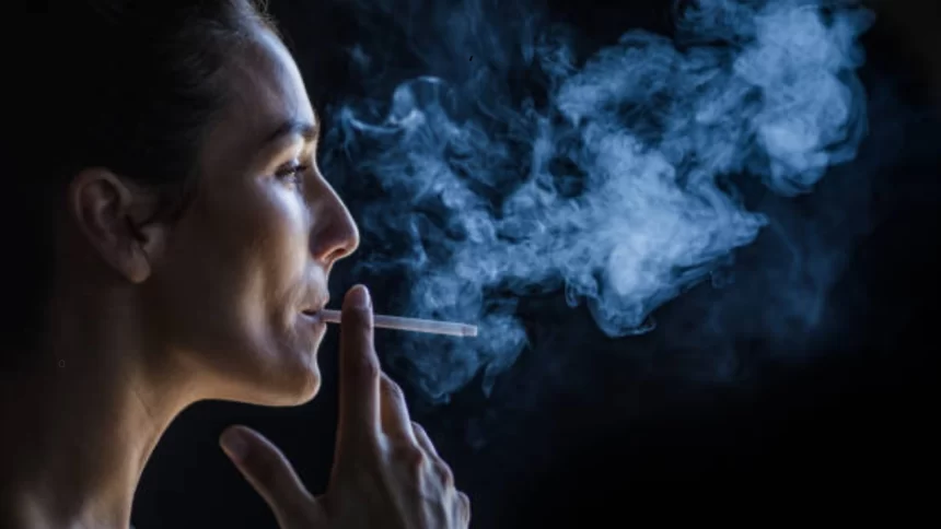 Imagem Destaque: Mulher Fumando (Skynesher/Getty Images Embed)