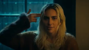 “Coringa: Delírio a Dois”: Beijo em cena de Lady Gaga em mulher é cortado e diretor explica