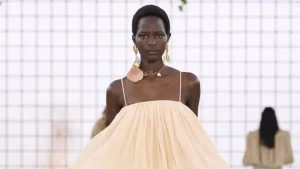 Drapeados definem a elegância do verão 2025