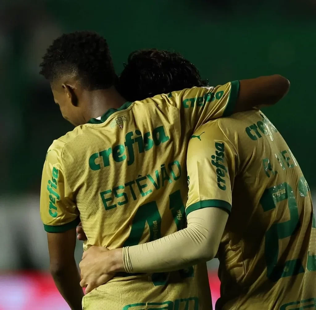 Estêvão e Raphael Veiga comemorando gol em jogo do Palmeiras