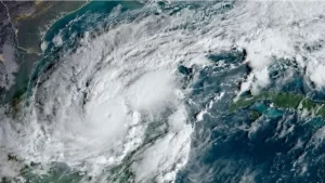 Furacão Milton se aproxima da Flórida e assusta população