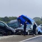 Carros empilhados devido a enchente (Reprodução/Jose Jordan/AFP)