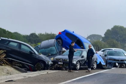 Carros empilhados devido a enchente (Reprodução/Jose Jordan/AFP)