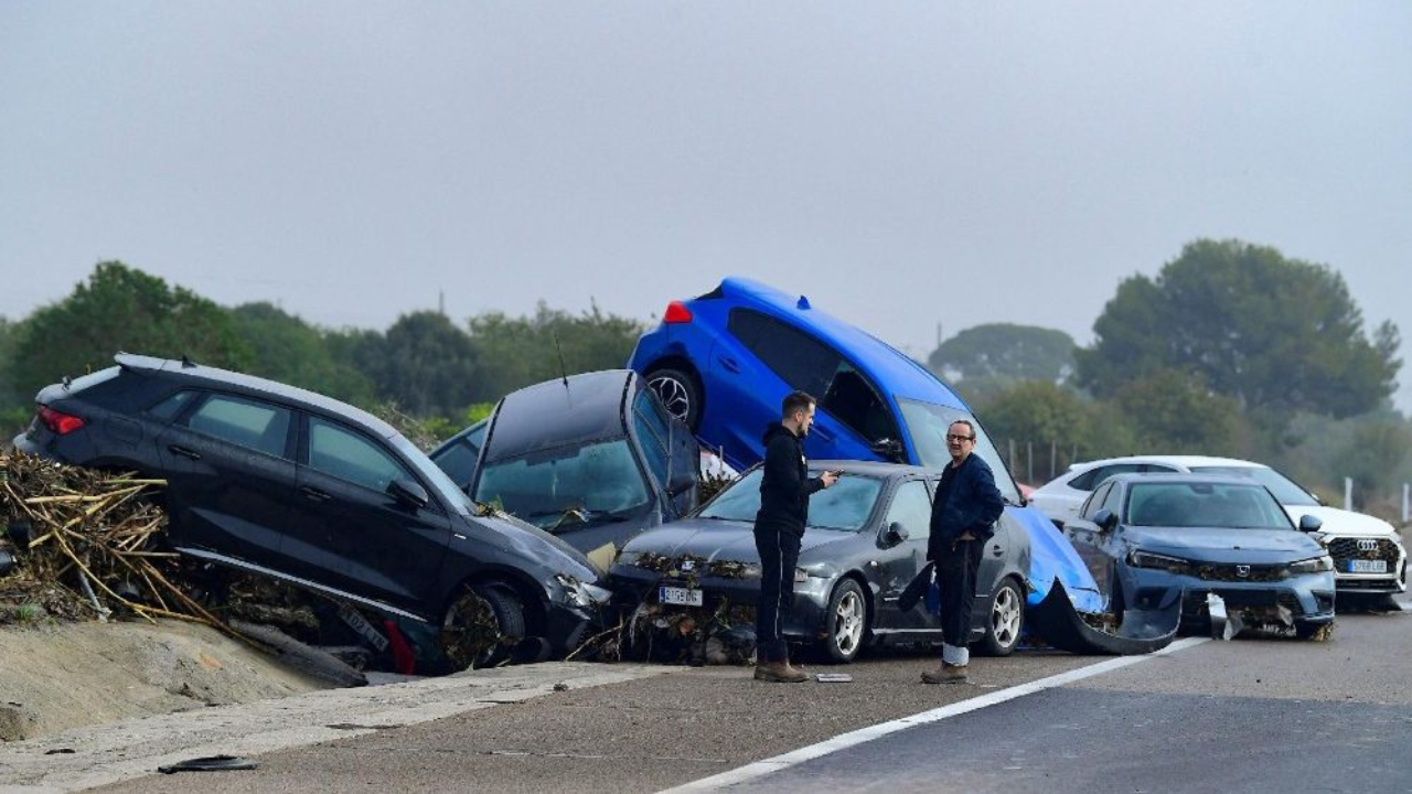 Carros empilhados devido a enchente (Reprodução/Jose Jordan/AFP)