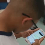 Câmara aprova projeto que proíbe celulares em escolas públicas e privadas do país (Reprodução/Tv Globo)