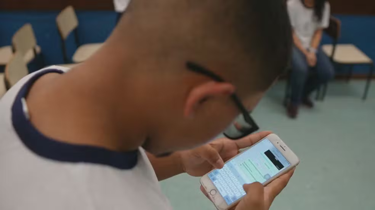 Câmara aprova projeto que proíbe celulares em escolas públicas e privadas do país (Reprodução/Tv Globo)