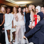 Foto destaque: bastidores do desfile da Stella McCartney Verão 2025 (Reprodução/Launchmetrics/Spotlight/Vogue)