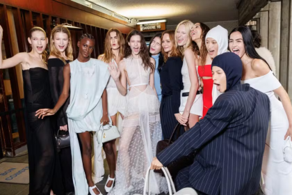 Foto destaque: bastidores do desfile da Stella McCartney Verão 2025 (Reprodução/Launchmetrics/Spotlight/Vogue)