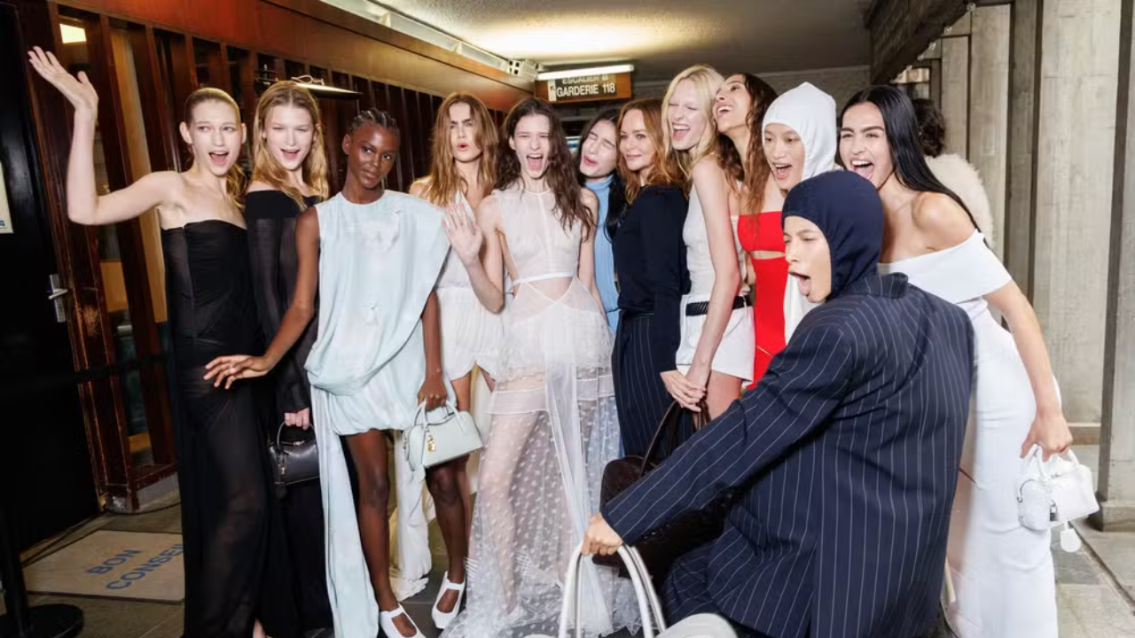 Foto destaque: bastidores do desfile da Stella McCartney Verão 2025 (Reprodução/Launchmetrics/Spotlight/Vogue)