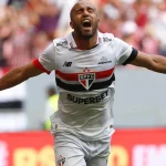 Lucas Moura comemorando gol em clássico contra o São Paulo