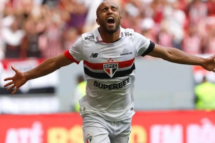 Lucas Moura comemorando gol em clássico contra o São Paulo