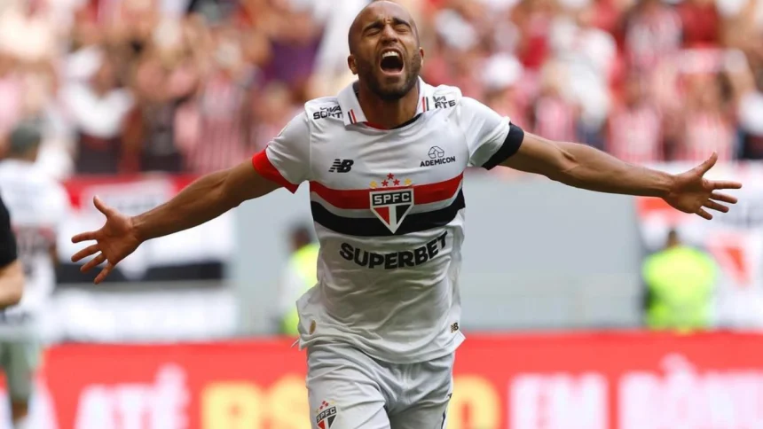 Lucas Moura comemorando gol em clássico contra o São Paulo