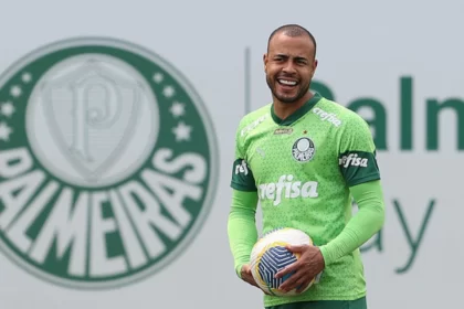 Mayke durante treino na Academia de Futebol