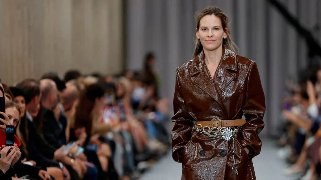 Miu Miu examina a visão da mulher sobre si mesma na passarela da capital francesa