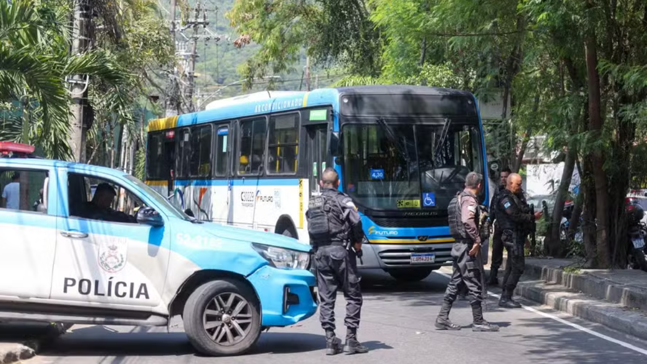 Nove ônibus são sequestrados por criminosos e usados como barricada no Rio de Janeiro