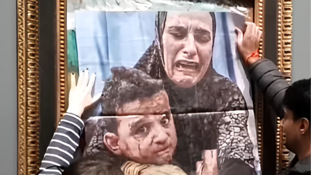 Obra de Picasso é coberta por foto da guerra em Gaza por ativistas na National Gallery, em Londres