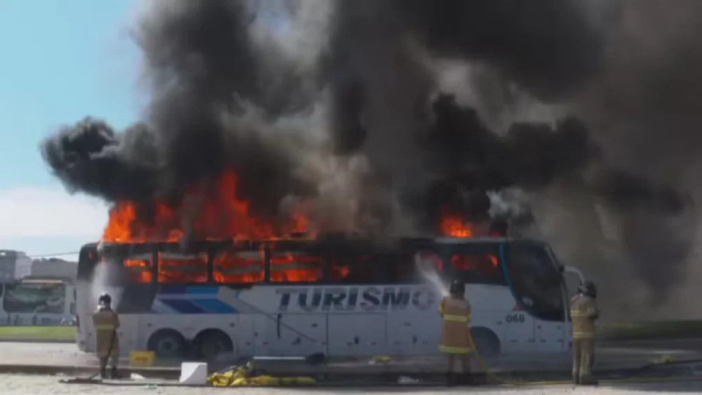 Ônibus incendiado